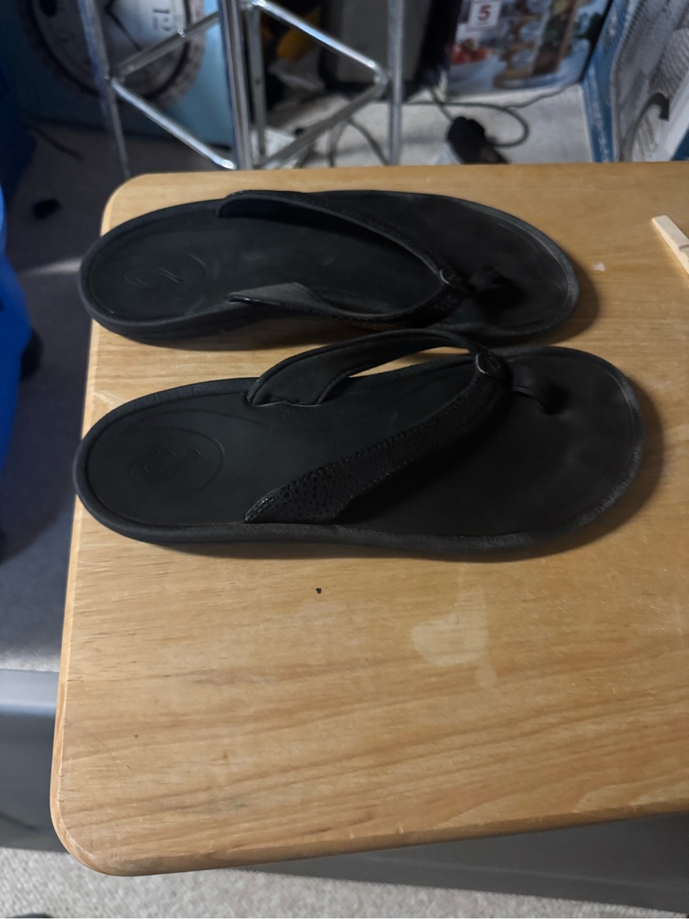 OluKai Kulapa Kai Sandals Women’s 10   Black Thong Flip Flops  Mens 8.5